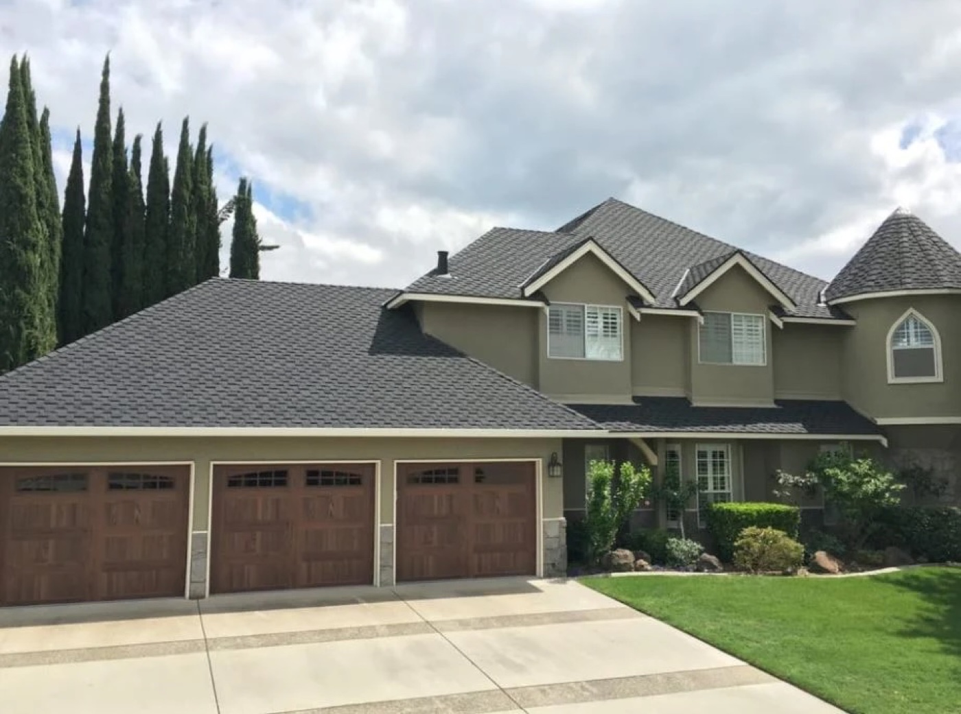 Premium two-story Central Valley home with three-car garage and HOA-approved architectural shingles by DeHart Roofing